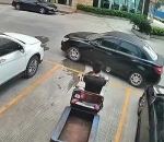 parking Tricycle vs Trois voitures