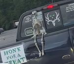 klaxon Klaxonner un squelette d'Halloween