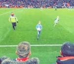 enfant ballon Un enfant vole un ballon du match Liverpool-Porto