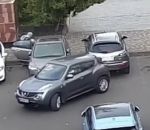 percuter Une automobiliste percute une voiture sur un parking