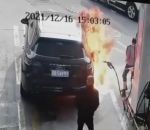 voiture incendie Pyromane à une station-service