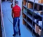 enrouler Un serpent attaque un homme dans un entrepôt