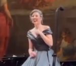 traviata Un spectateur chante avec la soprano Lisette Oropesa