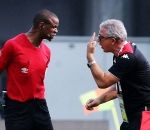 football arbitre L'arbitre siffle la fin du match à la 85e minute (Tunisie-Mali)