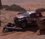 2022 Une voiture percute un motard à l'arrêt (Dakar 2022)