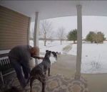 arracher Attacher son chien à un pilier de porche