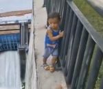 barrage Un enfant marche au bord du vide