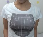 t-shirt Grosse poitrine avec un t-shirt (Illusion)