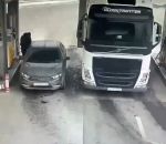 coince Un homme coincé entre sa voiture et un camion