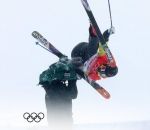 percuter Un caméraman percuté par un skieur en half-pipe (JO 2022)
