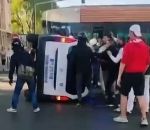 tramway Des jeunes aident des policiers bloqués dans leur voiture (Marseille)