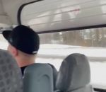 camionnette Montrer ses fesses aux passagers d'un autocar