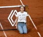 attacher Une militante écologiste s'attache au filet (Roland-Garros 2022)