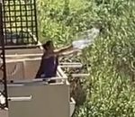 eteindre eau Une femme essaie d'éteindre un feu depuis son balcon