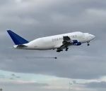 boeing Un Boeing 747 Dreamlifter perd une roue au décollage