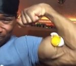 bras muscle Démonstration de force avec un œuf