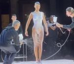 mannequin Robe peinte en spray en live (Fashion Week)