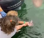 femme enfant maman Donner à manger à un requin #FAIL