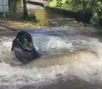 eau inondation voiture Traverser une route inondée en Clio (Fail)