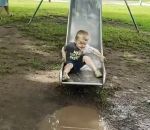 toboggan Enfant sur un toboggan vs Flaque de boue