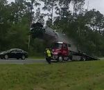 accident decollage camion Une voiture décolle sur la rampe d'une dépanneuse