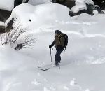 charge coince Il veut aider un sanglier bloqué dans la neige