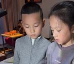 enfant duo Résoudre un Rubik's cube en duo