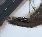 coince neige Un automobiliste coincé sur le terre-plein central