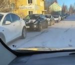 voiture borne attente Longue file d'attente pour aller au Supercharger