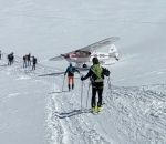 neige avion Un avion fait du ski entre des randonneurs