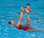 stable De la natation artistique filmée comme un pied