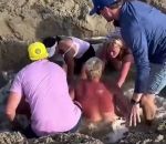 plage sable trou  Deux enfants coincés dans un trou qu'ils ont creusé dans le sable