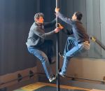 vidéo homme pole dance figure barre synchronisation