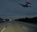vidéo avion atterrissage urgent voiture autoroute
