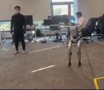vidéo robot imitation humain karate coup pied nutshot