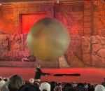 vidéo boule rocher employe disney parc attraction collision
