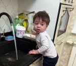 vidéo enfant evier main laver cuisine fail