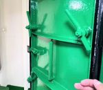 vidéo panic room toilette wc porte verrou