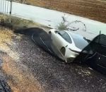 vidéo poignee voiture accident sauvetage feu fumee