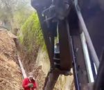 vidéo mur godet pelleteuse tranchee trou fail canalisation