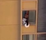 adultere femme amant Une femme s'enfuit de chez son amant par fenêtre