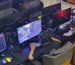 vidéo volarant gamer fille reset ordinateur cybercafe