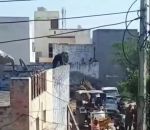 toit sable Jeter de la cendre depuis un toit