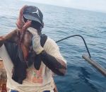 vidéo pieuvre poulpe tentacule bateau pecheur visage pirogue