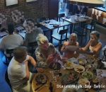 vidéo poil restaurant arnaque client australie repas gratuit assiette aisselle