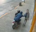 vidéo voleur vol arrache sac homme moto bagarre