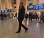 vidéo homme marche reculons gare grand central envers