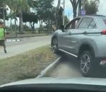 vidéo voiture bloque terre plein roue vide raccourci demi tour fail