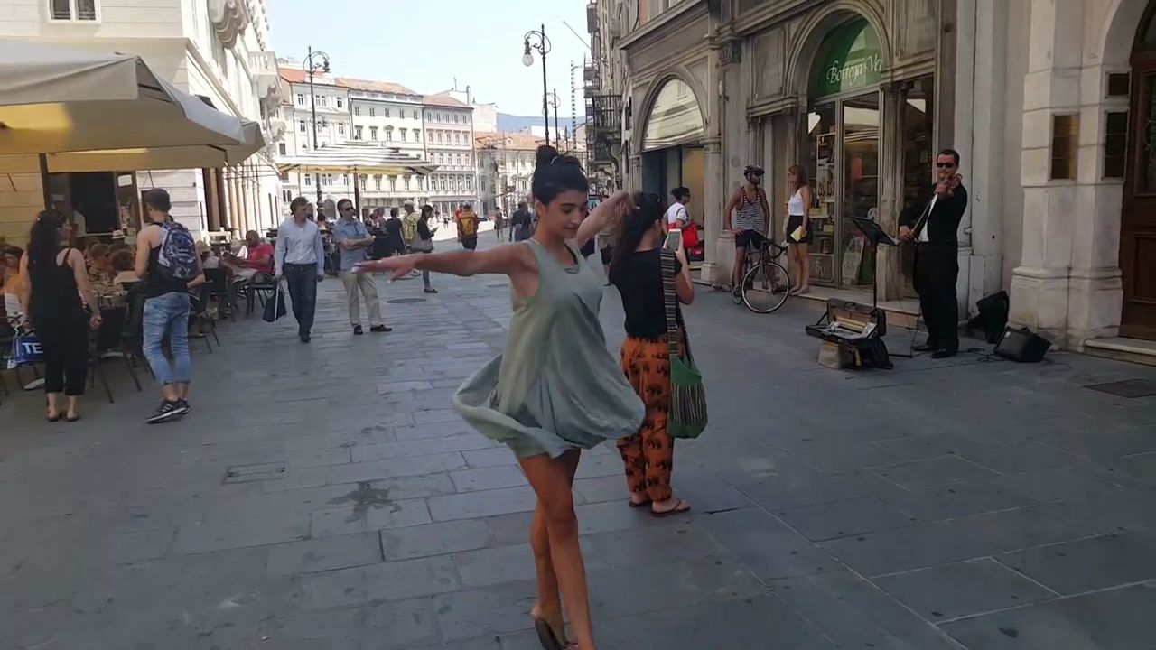 Une danseuse accompagne un musicien de rue