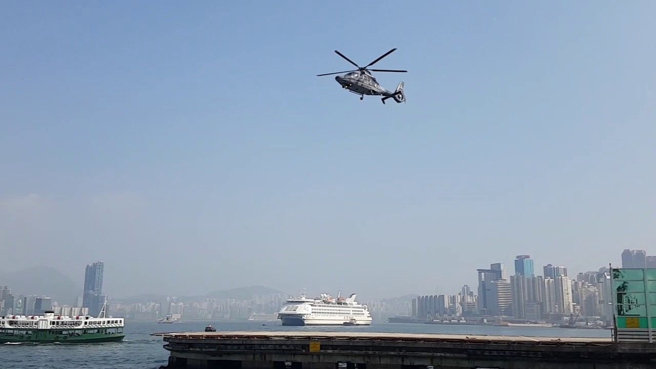 Les pales de cet hélicoptère semblent être immobiles effet d'optique -  Vidéo Dailymotion